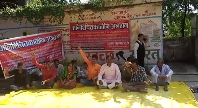 बीकापुर: #जनप्रतिनिधियों द्वारा शुरू किया गया अनिश्चितकालीन अनशन