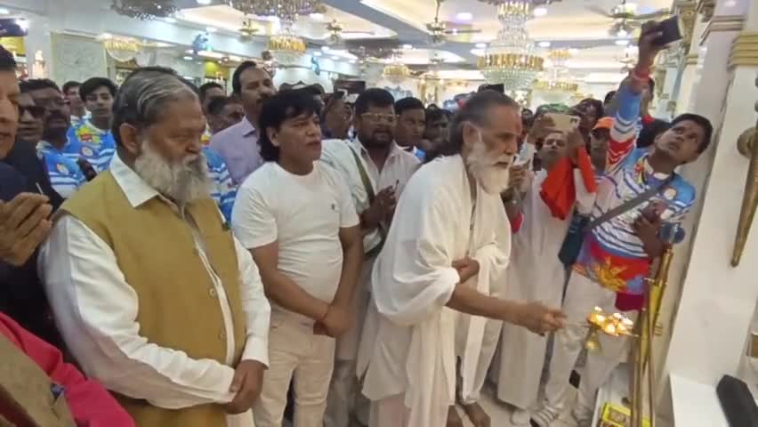 #अनिलविज ने गीता गोपाल पर्यावरण रक्षार्थ व स्वच्छता अभियान यात्रा को हरी झंडी दिखाने से पहले की आरती