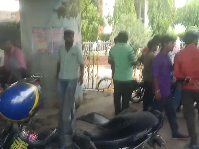 आज पूरी तरह से #ola #uber #rapito की हड़ताल की गई इस हड़ताल में सैकड़ों लोग सामिल हुए
