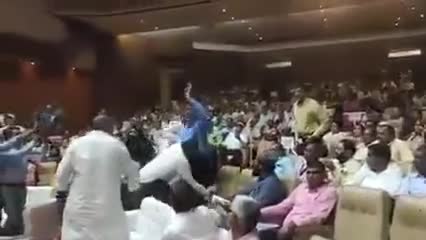 #राजस्थान कांग्रेस ने #मुस्लिम नेता को उठा के बाहर फेंका।

जयपुर: शिक्षा मंत्री के संबोधन के बीच मो० आमीन कायमखानी #अंसारी ने जब मुख्यमंत्री की बजट घोषणा के बावजूद 2021 की प्राथमिक स्तर की उर्दू शिक्षा बहाल क्यों नहीं वाला सवाल किया तो उन्ह