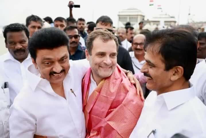 #तमिलनाडु के मुख्यमंत्री श्री M. K. Stalin  ने श्री Rahul Gandhi  से आत्मीय भेंट कर उन्हें 'भारत जोड़ो यात्रा' के लिए....