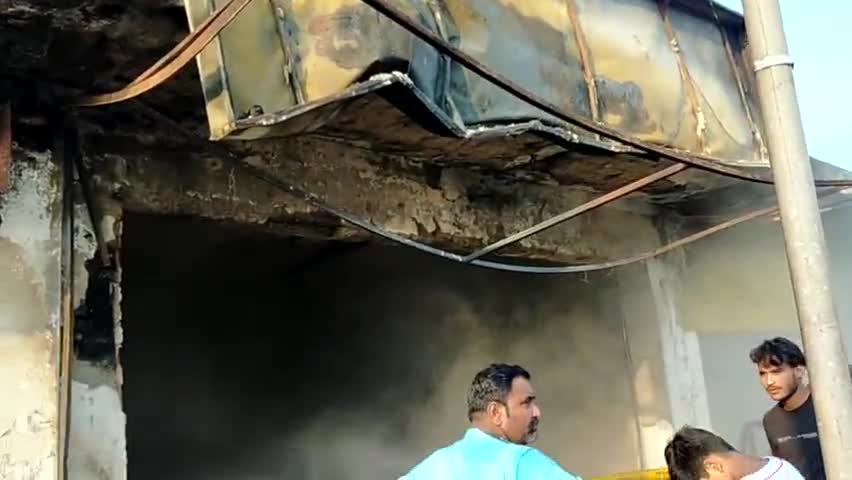 नहटौर में बीती रात मोहित इलेक्ट्रॉनिक की दुकान में लगी आग के बाद उठता रहा धुंआ।#इलक्ट्रॉनिक्स#दुकान#शॉर्ट सर्किट#आग