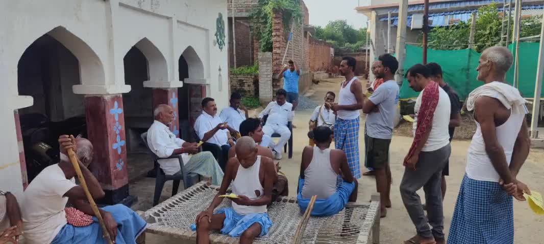 हुसैनाबाद प्रखंड के पूर्वी मध्य क्षेत्र अंतर्गत पथरा एवं पोलडीह पंचायत के विभिन्न गांवों के किसानों से मिलकर 16 सितंबर  को हुसैनाबाद प्रखंड मुख्यालय पर होने वाले एकदिवसीय धरना में आने का आग्रह किया।
#karmveerbjp #vishnudyalram #yourbabulal