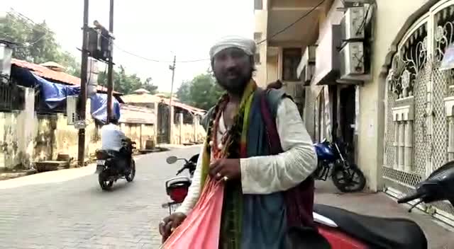 नाबालिक बच्ची को साथ लेकर भीख मांगना कहां तक उचित भगवान ब अल्लाह इनको सद्बुद्धि दे 
#aasrasociety Aasra  Society NGO