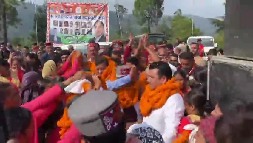 शिमला शहरी: कसुम्पटी में आयोजित किसान सम्मेलन में पहुंचे भाजपा प्रदेश अध्यक्ष सुरेश कश्यप का स्वागत करते कार्यकर्ता।
#bjphimachal