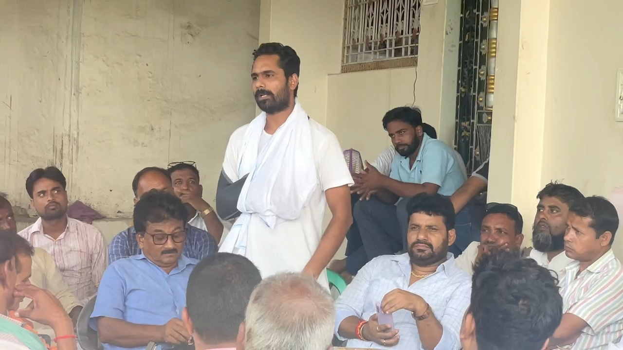 पश्चिमी चम्पारण अंतर्गत रामनगर में राजद प्रखण्ड अध्यक्ष चुनाव को ले कर बैठक में बेबाक़ी से अपनी बात रखते हुए।
#जय_राजद
#जय_महाकालजय_ramnagar