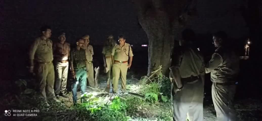 जंगली जानवर के हमले में युवक की मौत पर पहुँचे पुलिस अधीक्षक व क्षेत्राधिकारी तुलसीपुर ने परिवार को दी सान्तवना#जंगली जान