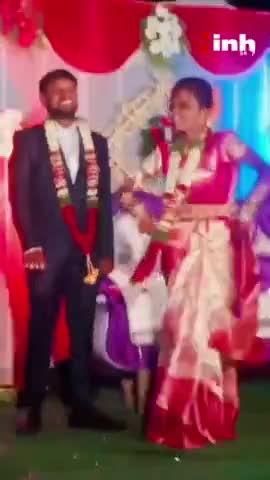 वरमाला के बाद दुल्हन ने किया डांस, देखता रहा दूल्हा, देखिये वायरल वीडियो 
.
.
.
#Viral #ViralVideos #Video #wedding