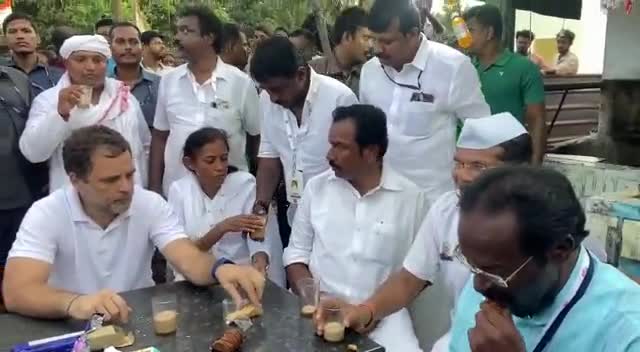 भारत जोड़ो यात्रा के दौरान चौथे दिन श्री राहुल गाँधी जी सँग कदम से कदम मिलाते चल रहे श्री मोहन मरकाम जी व श्री राहुल गाँधी जी रास्ते की चाय की टपरी मे चाय की चुस्की लेते हुए हुए
#RahulGandhi #mohanmarkam