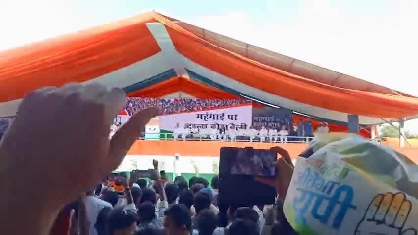 अहंकारी सरकार को आम जनता की आवाज के आगे झुकना ही पड़ेगा। 
#महंगाई_पर_हल्ला_बोल_रैली