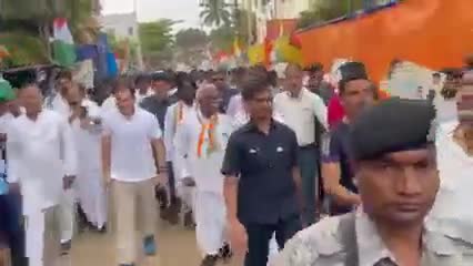 एक नई #सुबह और उमंग वही।
मिल रहे भारत भर के रंग यहीं।।

#शुभ_प्रभात 🙏

#BharatJodoYatra #GoodMorning
