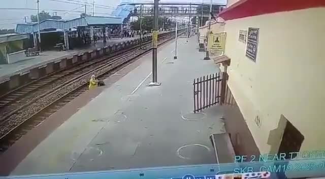 शिकोहाबाद रेलवे स्टेशन की ये तस्वीर है। एक महिला को रेल कर्मचारी राम स्वरुप मीणा जी ने बड़ी मुश्किल से बचाया #newsalerts