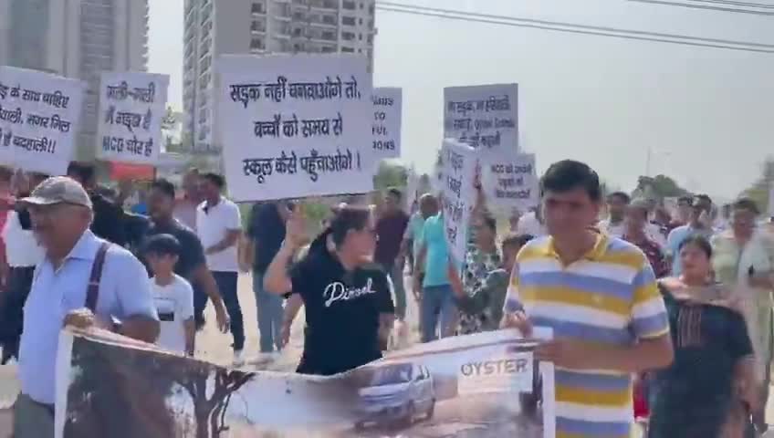 फरीदाबाद: गुरुग्राम अब गढ्ढा गांव बन चुका है । शहर के #कर्तव्यपथ में बड़े बड़े गढ्ढों के खिलाफ सेक्टर 102-102A की सोसायटी के लोगों
