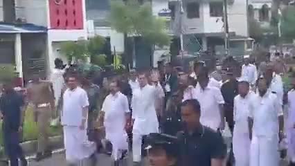 Day 6, #BharatJodoYatra 🇮🇳
41 हजार की टी- शर्ट ने 10 लाख के सूट के पजामें को गीला करके ढीला कर दिया..🔥🔥
#publicsvoice
#rahulgandhi
#Bharathjodoyatra 🇮🇳 #भारत_जोड़ो_यात्रा #कांग्रेस