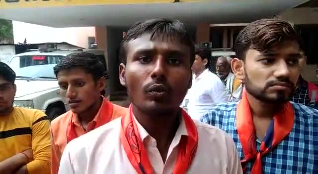 अखिल भारतीय विद्यार्थी परिषद चरखारी नगर के कार्यकर्ताओं ने राजकीय महाविद्यालय चरखारी में #सीट_बढ़ोतरी के लिए उठाई मांग पी.जी. कॉलेज में बी.ए. तथा एम.ए. #प्रवेश_से_वंचित_छात्रों_के_हित में #सीट_बढ़ोतरी मांग को लेकर प्रदर्शन कर SDM को ज्ञापन