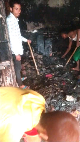 #बरौली प्रखंड के सराफरा बाजार की घटना,रामपुर निवासी धर्मेद्र दुबे के दुकान में देर रात लगी शॉट सर्किट से आग सब कुछ खाक,