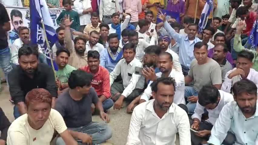 #धरना_प्रदर्शन.. 
भीम आर्मी एव आज़ाद समाज पार्टी 
नगर निगम प्रशासन की मनमानी नहीं चलेगी..
हाथ ठेला एव फुटपथ पर बैठे विक्रेताओं को
मुख्य बाजार मैं जगह देने के लिए धरना प्रदर्शन कर
नगर निगम आयुक्त एव महापौर को ज्ञापन दिया गया!!