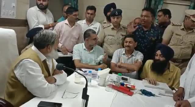कांग्रेस नेता ने गृहमंत्री #अनिलविज को दी "दीनबंधु" की उपाधि। कांग्रेसी नेता बोला मुझे मान है अपने विधायक और मंत्री पर..