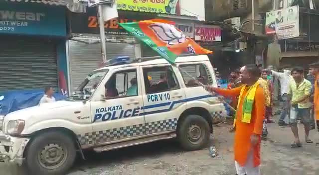 #बंगाल में भाजपा कार्यकर्ताओं की गुंडागर्दी, पुलिस वाहन को तोड़ते फोड़ते और पुलिस के ऊपर पत्थर फेक कर, लाठियां चला रहे हैं... 
Narendra Modi जी जवाब दीजिए जी इन देश द्रोहियों के घर पर कब बुल्डोजर चलेगा???
#Word #BharatJodoYatra #भारत_जोड़ो_