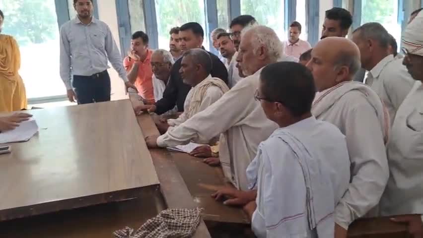 DRO राजकुमार किसानों को NH 148B के बारे में जानकारी देते हुए। 
#kishan #govt