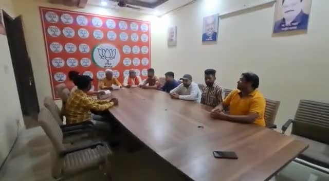आज भाजपा जिला कार्यालय पर #आईटी विभाग को सेवा पखवाड़ा के मॉनिटरिंग  प्रारंभ के लिए #मार्गदर्शन करते जिला अध्यक्ष जी