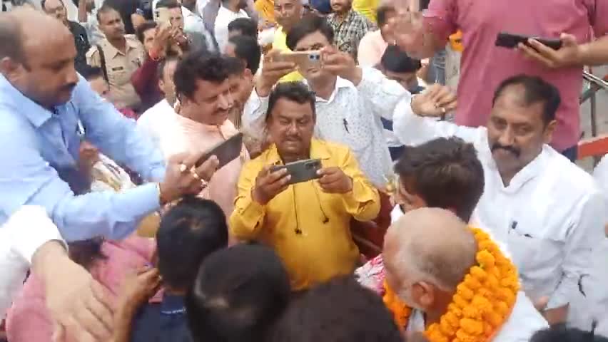 #उत्तर प्रदेश सरकार के #परिवहन मंत्री दयाशंकर सिंह का #भाजपा कार्यकर्ताओं ने सुभाष चौक पर स्वागत किया।