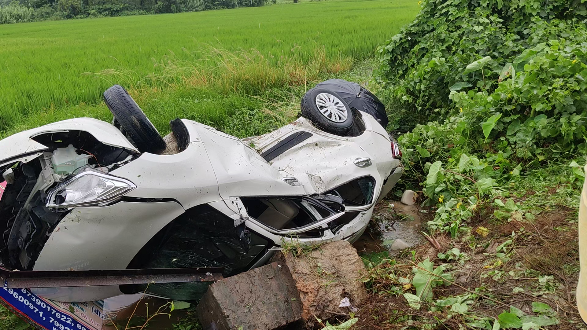 नौतनवा से आ रही स्विफ्ट डिजायर गाड़ी साइकिल वाले को बचाते समय पड़ियाताल के पास के गड्ढे में गिर गया #क्षतिग्रस्त