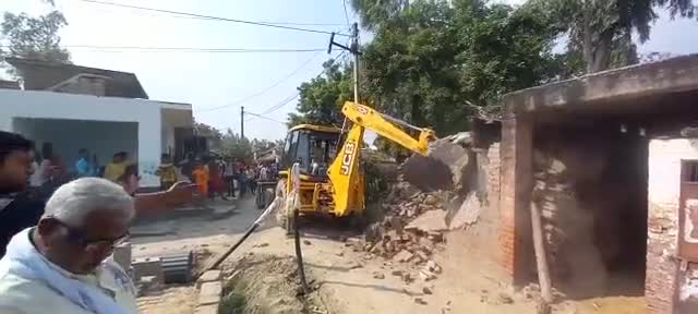 #Raibareli भूमाफियाओं पर जिला प्रशासन की बड़ी कार्यवाही,तालाब की जमीन पर बने मकानों पर चला बुल्डोजर ।।