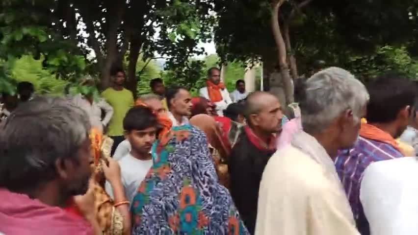 बिसंडा के ग्राम #पाराबिहारी में किसान ऋषि खेंगर की #आकाशीयबिजली गाज से मृत्यु हुई पोस्टमार्टम करवाकर हर संभव मदद #जनसेवक