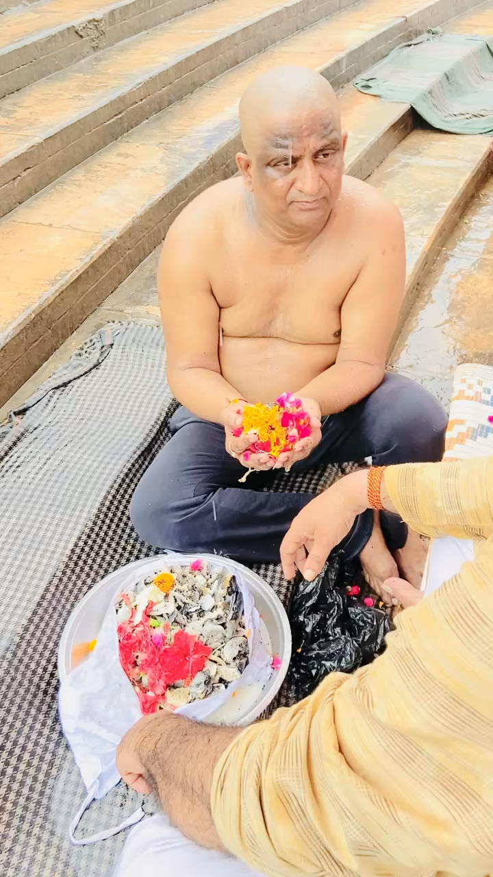 #हरिद्वार में #हरि_की_पौड़ी पर #माँ_गंगा के चरणो में बड़े भाई संजीव गुप्ता के #अस्थि_विसर्जन कर उन  की आत्मा की शांति एवं प्रभु अपने चरणो में स्थान देने के लिए पूजन कर प्रार्थना की ।