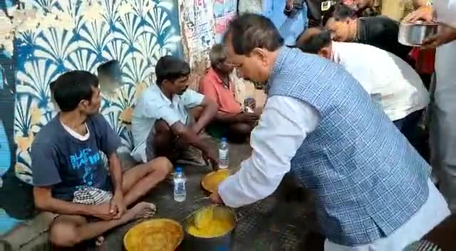 देश के प्रधानमंत्री आदरणीय श्री नरेंद्र मोदी जी के 72 वाँ जन्मदिन पर भाजपा क्रीड़ा प्रकोष्ठ ने पटना में आज जरूरतमंदों एवं असहाय लोगो के बीच किया सहभोज का आयोजन किया गया।विपक्ष के नेता विजय सिन्हा रहे मौजूद।#narender_modi े