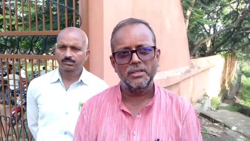 गिरिडीह के इतिहास में ऐसी हृदय विदारक घटना संभवत पहली बार जहां लाशों के आने का और जलने का सिलसिला थम नहीं रहा है एक के बाद एक प्रभु श्री चरणों में उन लोगों को स्थान दें ओम शांति!
#bjpgiridih #BJPJharkhand #BabulalMarandi #DeepakPrakash