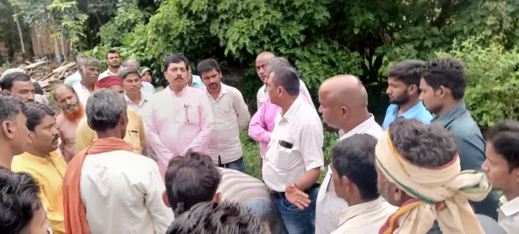 #मऊगंज_विधानसभा 

आकासीय बिजली गिरने से ग्राम दादर पश्चिम निवासी हिंछलाल प्रजापति की पत्नी एवं साली की आकस्मिक मृत्यु हो गई ,मऊगंज सिविल अस्पताल पहुंचकर परिजनों को ढांढस बंधाया और मृतकों के शवों का पोस्टमार्टम कराया ! प्र