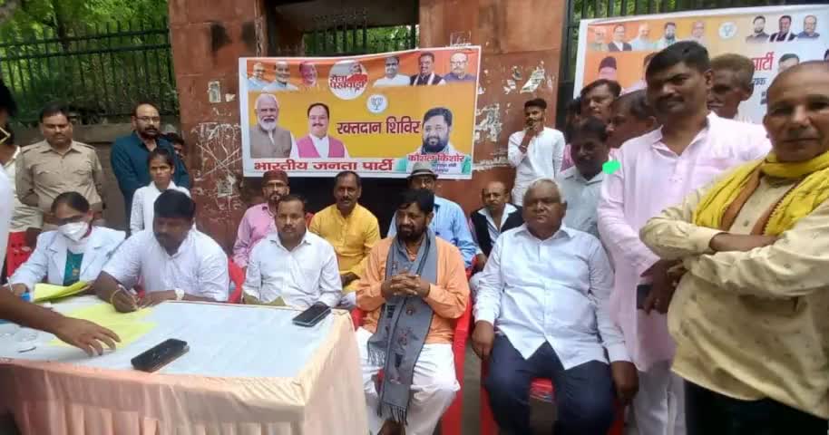 लिएआदरणीय प्रधानमंत्री श्री नरेंद्र मोदी जी के 72वें जन्म दिवस के अवसर पर #सेवा_पखवाड़ा के तहत आज #महाराजा_बिजली_पासी_किला लखनऊ में रक्तदान शिविर का आयोजन किया गया। रक्तदान शिविर में उत्साह के साथ लोगो ने रक्तदान किया इस पुनीत कार्य के लिए