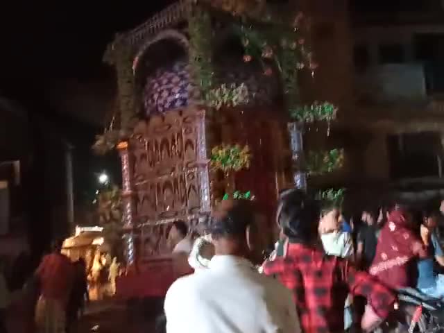 आज #शिवपुरी में निकल रहे #ताजिया तो बिजली के तारों से आई निकलने मैं परेशानी