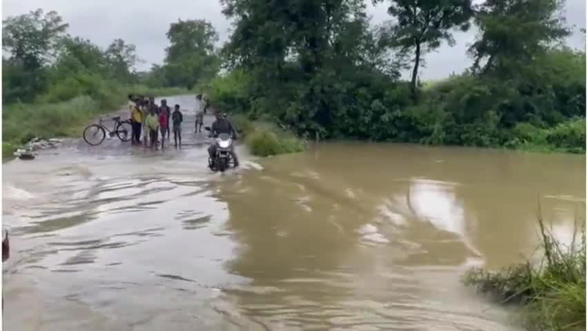 बालापुर बकौली मार्ग पर जमधरा डिप पर भारी जलभरब से ग्रामीणों की बढ़ी मुश्किल#जमधरा डिप#भारी जलभरब#समस्या