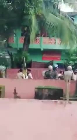 बीरपुर में 4 जवान युवक की हत्या को लेकर पुलिस और उग्र लोगों के बीच पत्थर बाजी और फायरिंग #अपराध #हत्या #पुलिस #बीरपुर