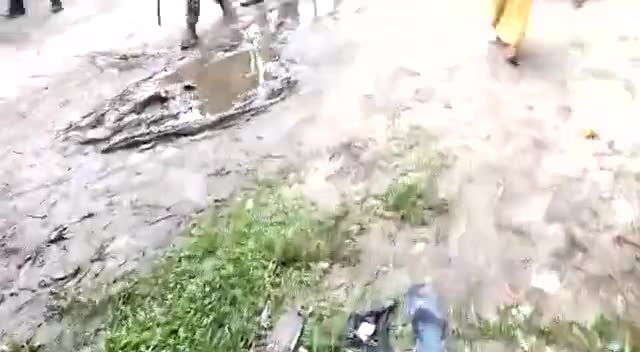 बीरपुर में मृतक के मां को पुलिस ने मारकर खून निकाल दिया । बीरपुर में 4 जवान युवक की हत्या कर जान लेली गई #बीरपुर #अपराध