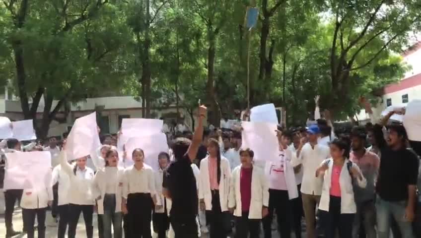सांगानेर: रजिस्ट्रेशन को लेकर के महात्मा गांधी मेडिकल कॉलेज में धरना प्रदर्शन जारी है
#zeenews #patrika_news #rajsthannews