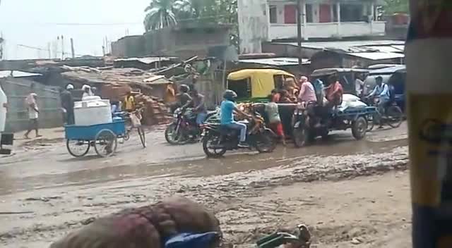 बहेरी: #मथुरापुर बाजार समिति के सामने #समस्तीपुर #दरभंगा रोड मुख्य सड़क इतना खराब है