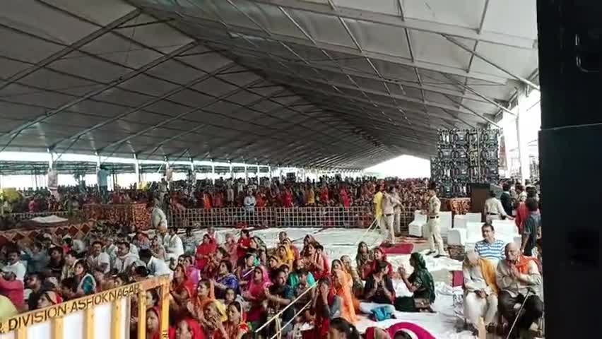 अशोकनगर  शिव महापुराण मैं आनंद लेते हुए भक्तगण #kobra_news #news_update