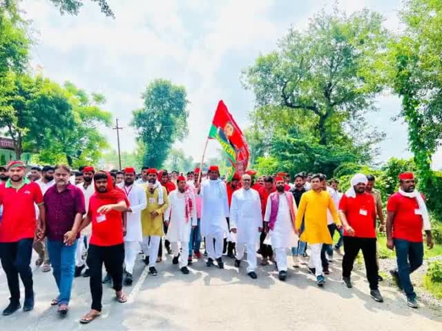 "देश बचाओ-देश बनाओ समाजवादी यात्रा"

पदयात्रा के संयोजक अभिषेक यादव जी एवं समाजवादी पदयात्रा में शामिल नौजवानों का विधानसभा क्षेत्र शाहगंज में हार्दिक अभिनंदन।
#ShailendraYadavLalai #samajwadipartytra