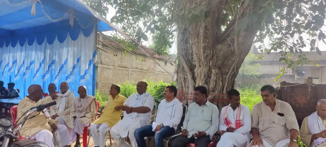 हुसैनाबाद प्रखंड अंतर्गत ग्राम बेनी खुर्द में पूर्व सरपंच स्व. युगेश्वर प्रसाद सिंह के  ब्रह्मभोज कार्यक्रम में शामिल होकर श्रद्धांजलि अर्पित किया। ईश्वर दिवंगत आत्मा को प्रदान करें एवं अपने श्री चरणों में स्थान दें। ॐ शांति 🙏
#lkbajpai