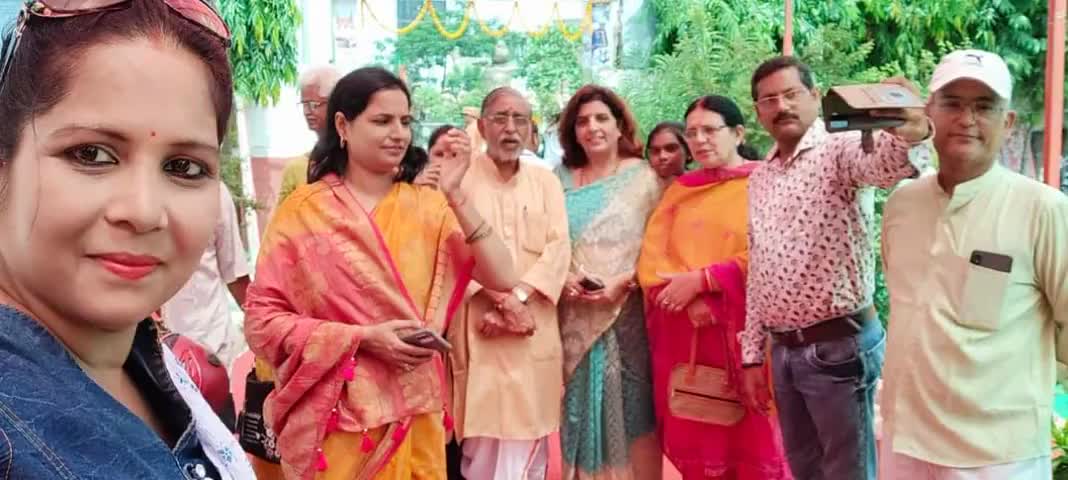 #sewapakhwada  के अंतर्गत आत्मनिर्भर भारत की परिकल्पना को साकार करने के लिए "वोकल फ़ॉर लोकल" के अंतर्गत प्रयागराज जनपद के ओ0डी0ओ0पी0 उत्पादों हथकरधा एवं वस्त्र उत्पाद की प्रदर्शनी एवं बिक्री का 3 दिवसीय आयोजन कमला भवन में उपस्थित रही 
#Sewa