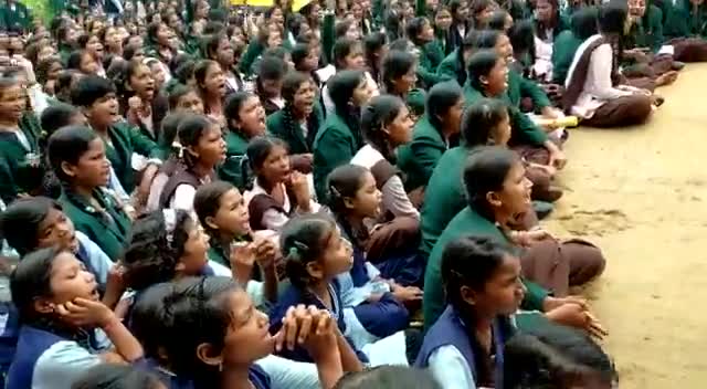#कन्या शिक्षा परिसर जुन्नारदेव जिला छिंदवाड़ा (म.प्र.) में 500 अनुसूचित जनजाति की छात्राएं धरने पर बैठी हैं उन्हें ना तो इस शैक्षणिक वर्ष की किताबें मिली ना ही रोज पका हुआ भोजन ना अन्य सुविधा मिल पा रही! शिक्षा के साथ इतना खिलवाड़ क्यों