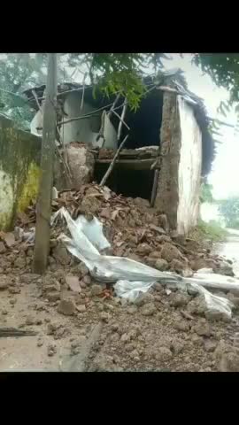 भारी बारिश के करण ग्राम शहरोक मे गिरे घर  जिसके करण लोगो को उठा नी पड़ रही है भारी परेशानी #grampanchayat
#shahrok