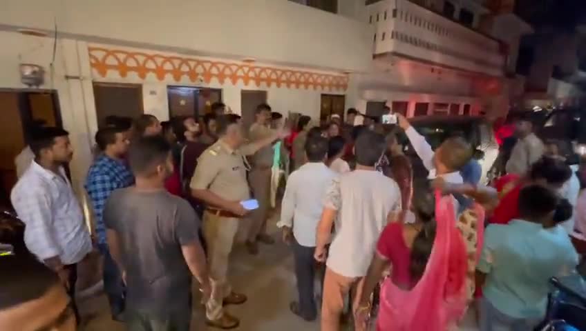 योगी सरकार बच्चियों की सुरक्षा पर ध्यान दें
#गोंडा- कोचिंग गई छात्रा की रहस्यम किडनैपिंग,लाल रंग के ई-रिक्शे से किडनैपिंग का आरोप,महराजगंज पुलिस चौकी से चंद कदम दूर हुई घटना,
