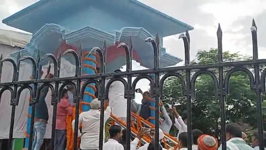 #मीरगंज marachiya देवी को तेजस्वी यादव ने की मालाअर्पण