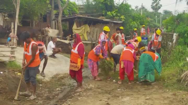 #अलीनगर #प्रखंड के #पिरहौली गांव में सड़क पर अवैध मिट्टी हटाया गया और सफाई अभियान चलाया गया। #दुर्गा_पूजा के दौरान