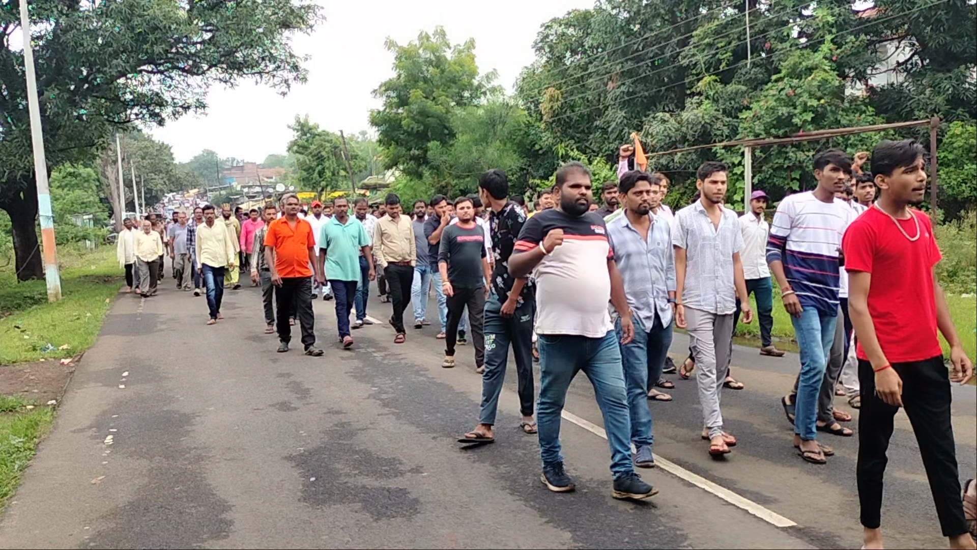 डिण्डोरी #विक्रमपुर में अपनी मांगों को लेकर बाजार बंद कर किया प्रदर्शन, एक पक्षी कार्यवाही के विरोध में